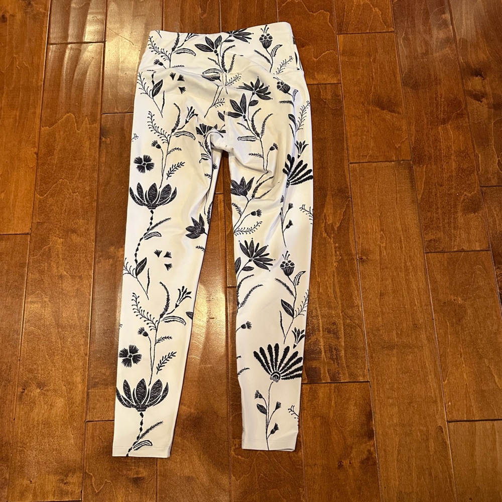 Floral Print Leggings in Black and White